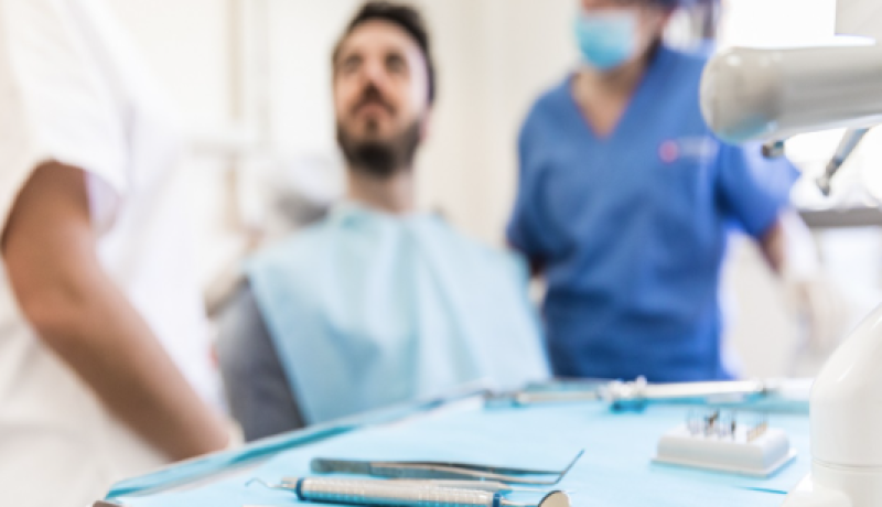 Προειδοποίηση της Ελληνικής Οδοντιατρικής Ομοσπονδίας για παραπλανητικές διαφημίσεις «άμεσων» οδοντικών εμφυτευμάτων