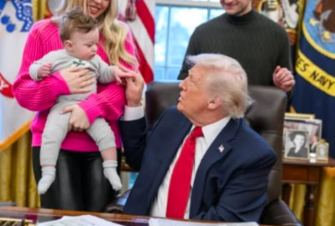 Η Τίφανι Τραμπ φέρνει τον γιο της στο Οβάλ Γραφείο για να δει τον Πρόεδρο Τραμπ