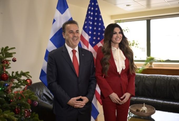 Η Πρέσβης των ΗΠΑ στο ΥΠΕΝ – και τα κάλαντα έπαιξαν τον ρόλο τους