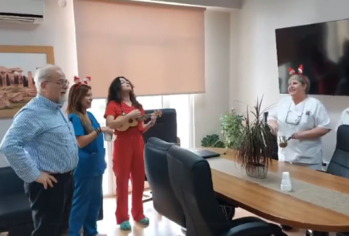 Νοσηλευτές Ψάλλουν Κάλαντα με Γιουκαλίλι και Μπρίκια 