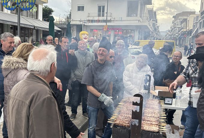 Ο Δήμαρχος Σπύρος Σταματόπουλος «έπιασε τη σούβλα» και οδήγησε το Κιάτο στο παραδοσιακό Τσίκνισμα