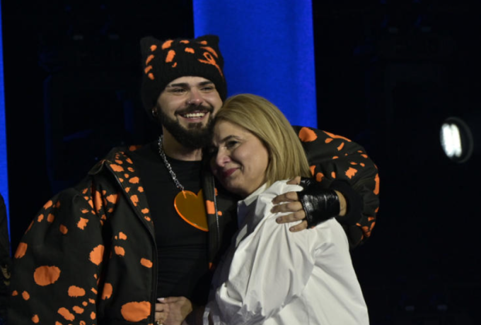 Eurovision: Η αγκαλιά του Akylas στη μητέρα του που συγκίνησε την Ελλάδα