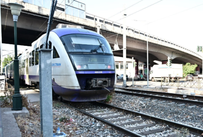 Προαστιακός Πάτρας: Σύγκρουση αμαξοστοιχίας με Ι.Χ. – Μόνο υλικές ζημιές, καθυστερήσεις λόγω Καρναβαλιού