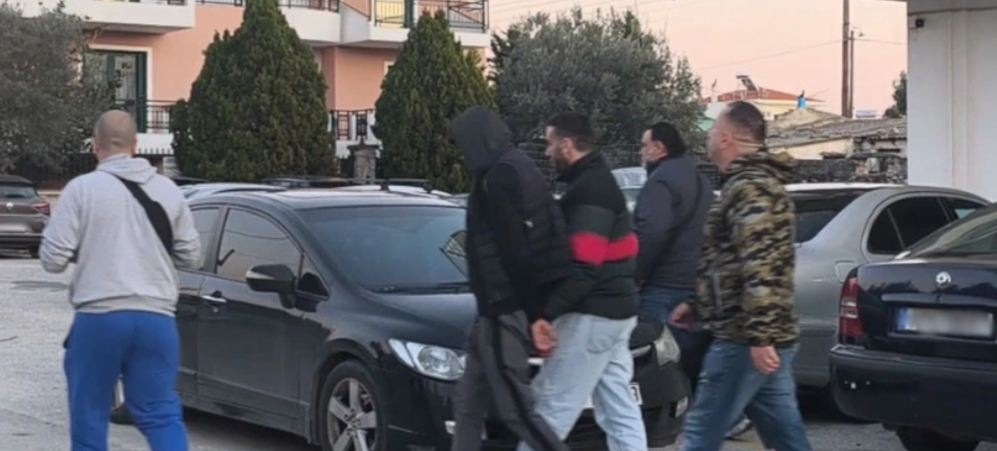 Σοκ στο Λουτράκι: Παραδόθηκε στην Ελληνική Αστυνομία ο δράστης της φονικής επίθεσης σε 17χρονο