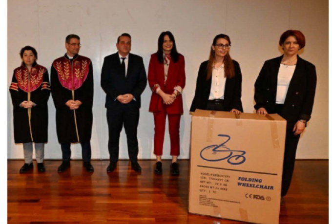 Από έναν συνδετήρα σε ένα παιδικό αναπηρικό αμαξίδιο: Δωρεά στο Ειδικό Δημοτικό Σχολείο Κορίνθου από φοιτητές του Οικονομικού Πανεπιστημίου Αθηνών