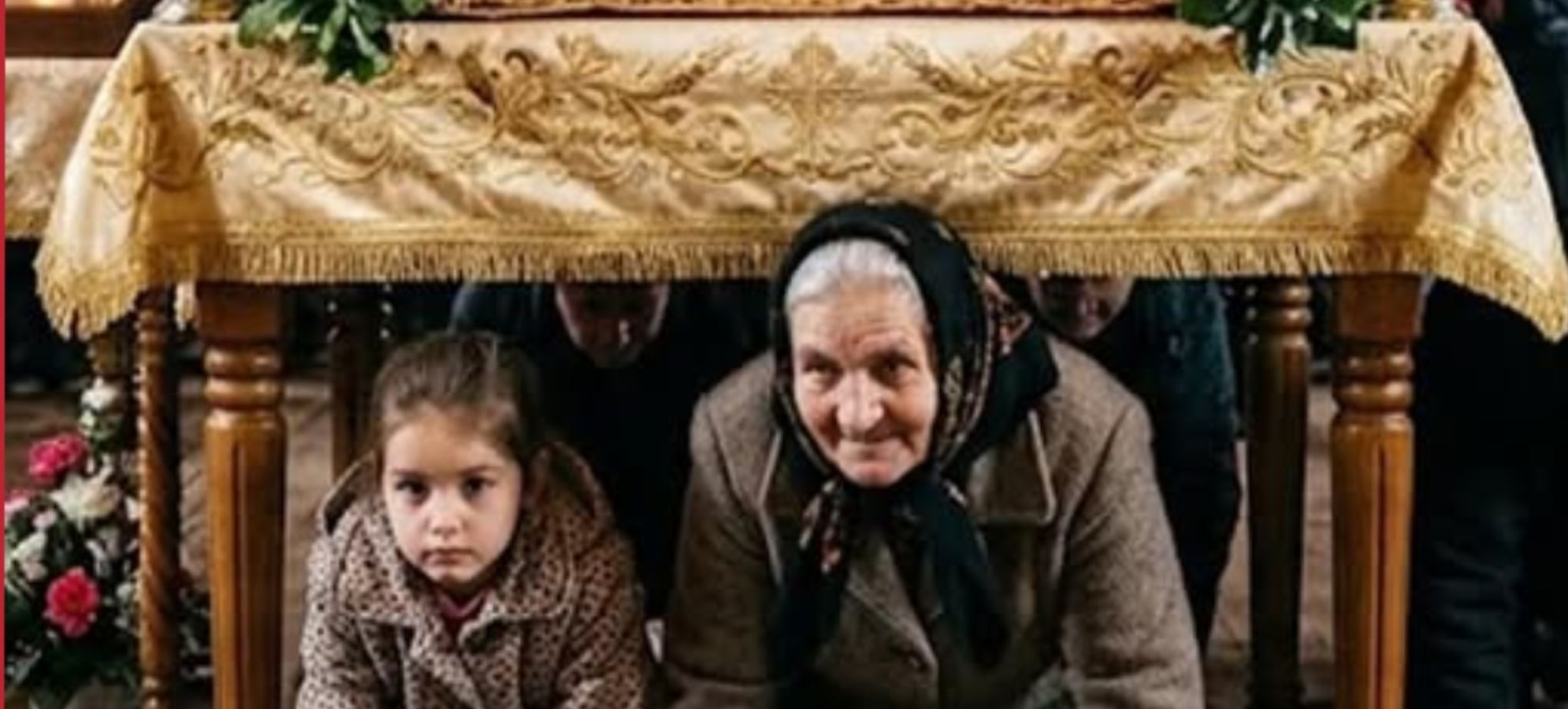 Ένα έθιμο που σβήνει: Το πέρασμα κάτω από τον Επιτάφιο ενώνει ακόμη τις γενιές