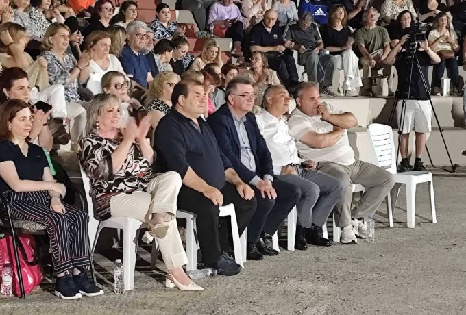 Κλένια: Κατάμεστο το θέατρο στη μεγάλη μουσική βραδιά των ΚΑΠΗ Δήμου Κορινθίων