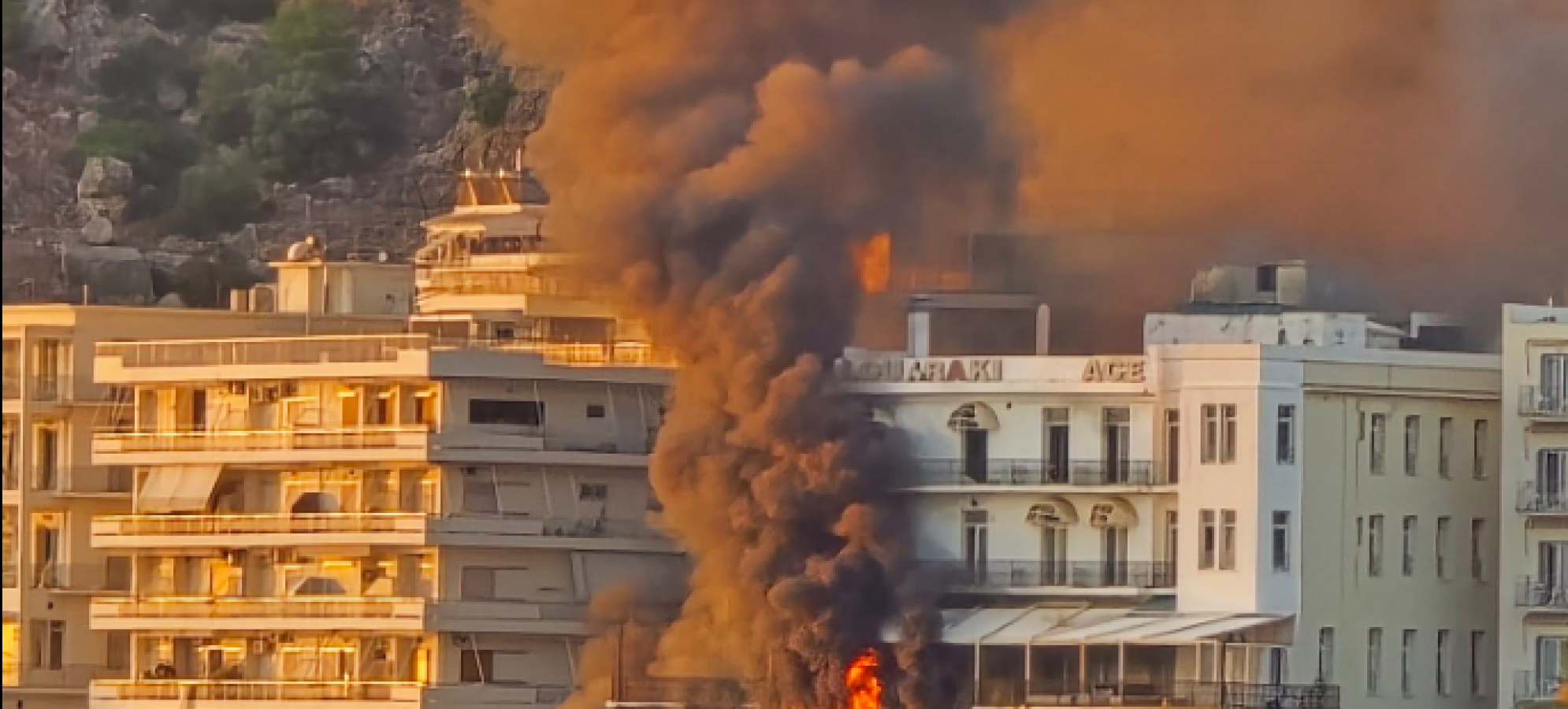 Φωτιά σε εγκαταλελειμμένο νεοκλασικό ξενοδοχείο στο Λουτράκι – Ισχυρές δυνάμεις στο σημείο