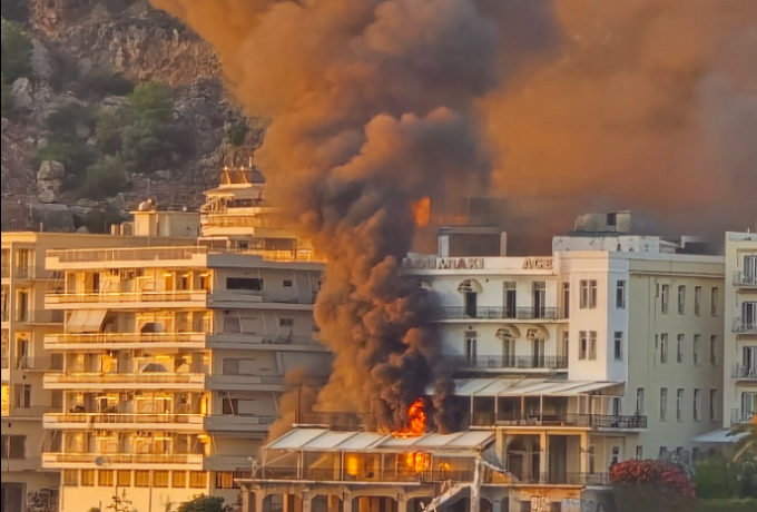 Φωτιά σε εγκαταλελειμμένο νεοκλασικό ξενοδοχείο στο Λουτράκι – Ισχυρές δυνάμεις στο σημείο