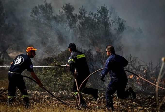 Πυρκαγιά στο Αμόνι Κορινθίας: Εκκένωση με 112 – Επιχειρούν αεροσκάφη και ελικόπτερα