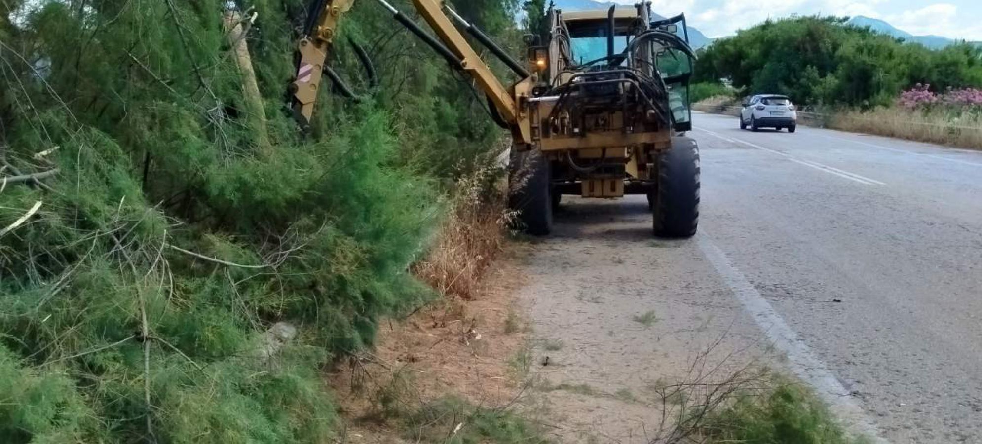 Συνεχίζονται με εντατικούς ρυθμούς οι εργασίες καθαρισμού πρανών και τάφρων στο οδικό δίκτυο της Π.Ε. Κορινθίας από την Περιφέρεια Πελοποννήσου