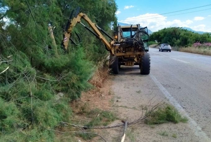 Συνεχίζονται με εντατικούς ρυθμούς οι εργασίες καθαρισμού πρανών και τάφρων στο οδικό δίκτυο της Π.Ε. Κορινθίας από την Περιφέρεια Πελοποννήσου