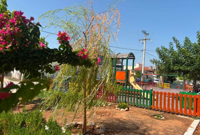 Βανδαλισμοί στα Εξαμίλια: Καταστροφές σε νέες κερκίδες και δέντρα καταγγέλλει η πρόεδρος της Κοινότητας