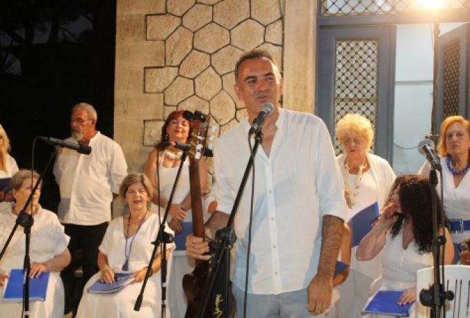 Ο Μάκης Ψαραδέλλης παρουσιάζει τη μουσική παράσταση «Έβγα στο παραθύρι σου» στους Αγίους Θεοδώρους