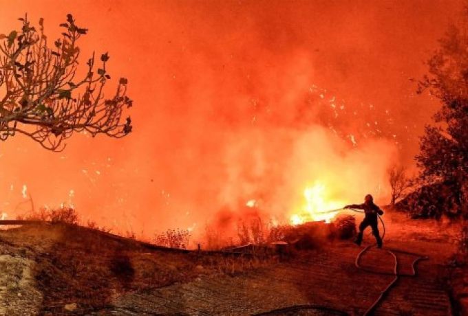 Σαλαμίνα: 2 νεκροί και 4 τραυματίες από τις πυρκαγιές – Καίγονται σπίτια