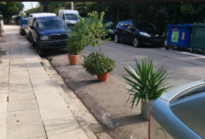 «Τέλος» στις κρατημένες θέσεις πάρκινγκ: Τι προβλέπει ο νέος ΚΟΚ για καρέκλες, καφάσια και κώνους