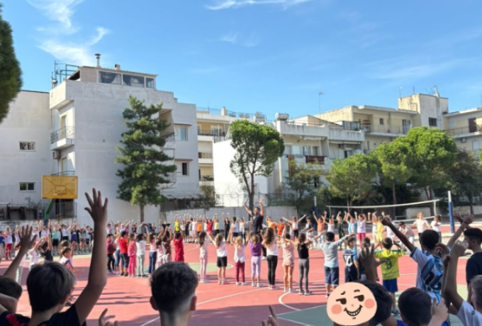 «Άλμα προς το Μέλλον» στο 1ο Δημοτικό Σχολείο Λουτρακίου – Μια ημέρα αφιερωμένη στον αθλητισμό και τη συμμετοχή