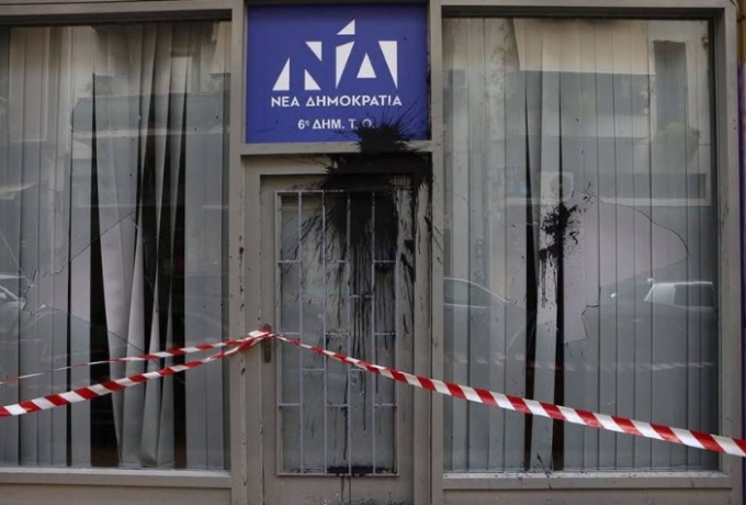 Μπαράζ επιθέσεων σε χώρους της ΝΔ μέσα σε 24 ώρες – Κυψέλη, Λοβέρδος και Παπαθανάσης στο στόχαστρο
