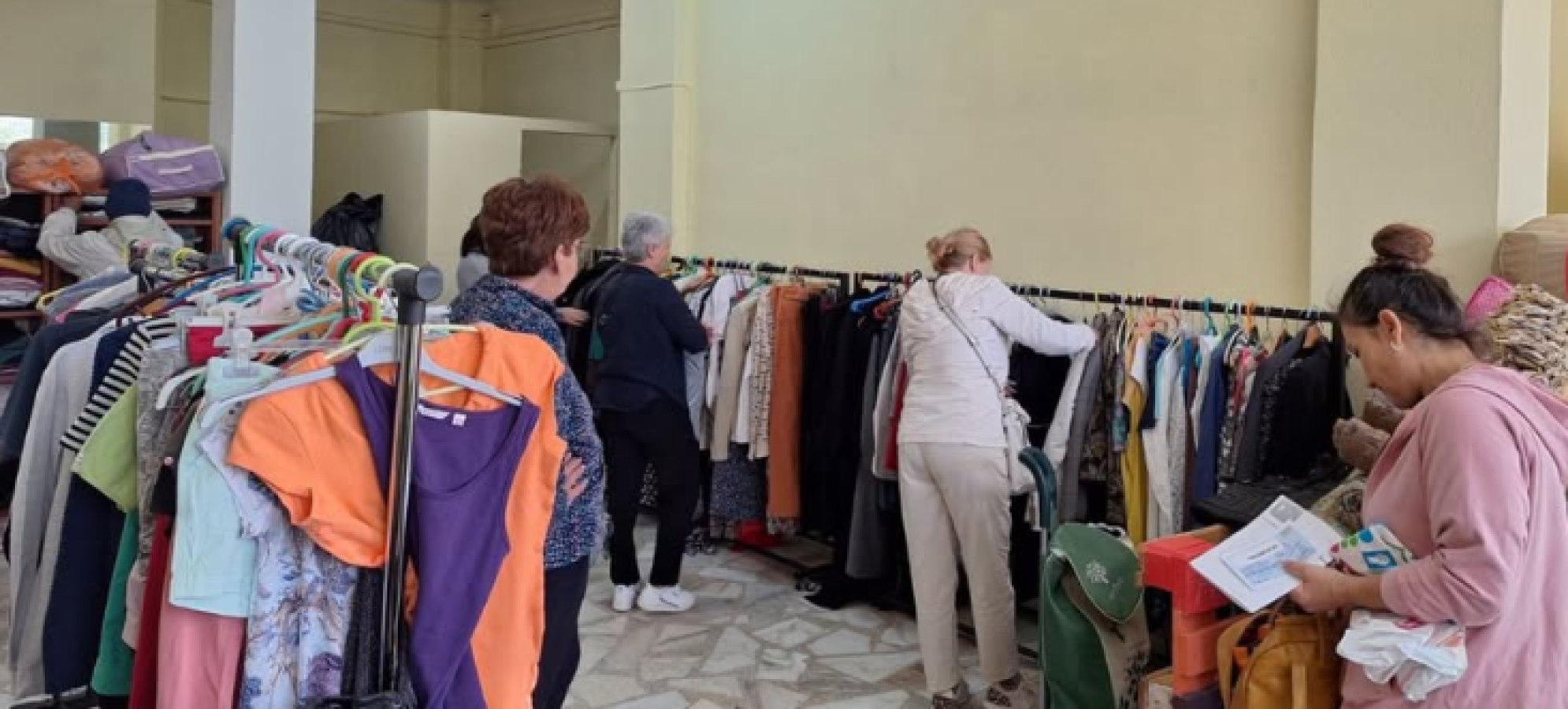 155 δικαιούχοι έλαβαν τρόφιμα και ρουχισμό από τον Δήμο Ξυλοκάστρου – Ευρωστίνης