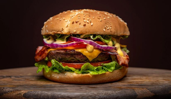 Σοκαριστικό περιστατικό στο Κορωπί: 22χρονος διασωληνώθηκε μετά από επικίνδυνο challenge με μπέργκερ