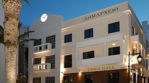 Λουτράκι: Η λογοδοσία, η κριτική και η απουσία διαλόγου