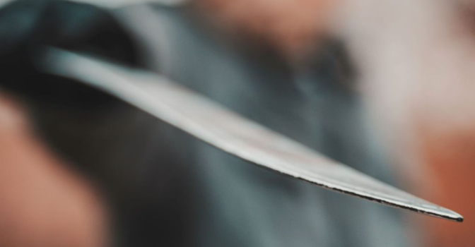 Το μαχαίρι, στην ενδοοικογενειακή βία, δεν είναι απλώς ένα αντικείμενο.