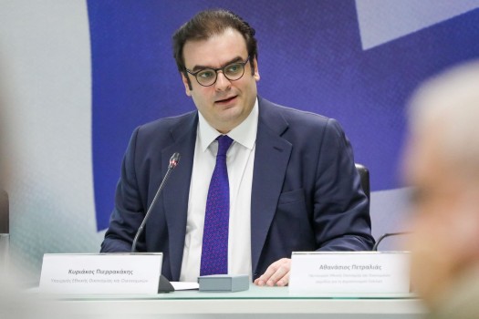 Σε ισχύ από σήμερα το νέο πακέτο ενισχύσεων – Τι ανακοίνωσαν Μητσοτάκης και Πιερρακάκης