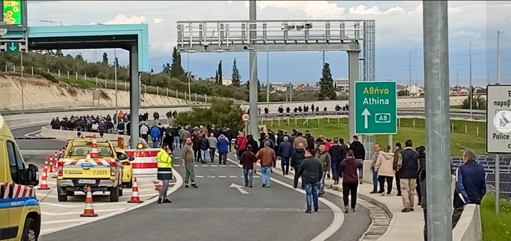 Έντονη διαμαρτυρία αγροτών στον κόμβο Κιάτου: «Η φωνή μας θα ακούγεται καθαρά μέχρι να αλλάξει κάτι»