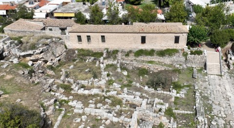 Η σχέση των αποθηκών με τις αρχαιότητες του επισκέψιμου αρχαιολογικού χώρου (νότια όψη των κτηρίων)