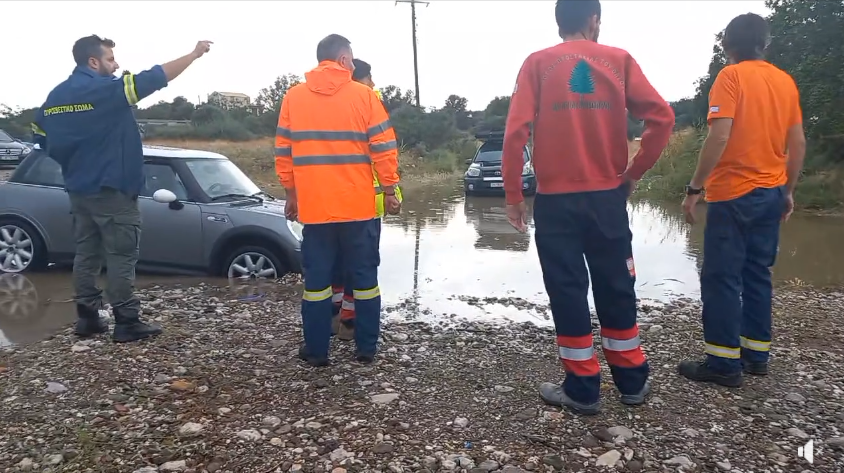  Απεγκλωβισμός αυτοκινήτου από τους εθελοντές της πόλης των Αγίων Θεοδώρων [Βίντεο]