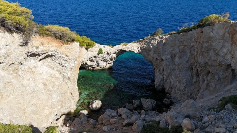 Ένα αθέατο στολίδι του Κορινθιακού, σε πλάνα που κόβουν την ανάσα [Βίντεο]
