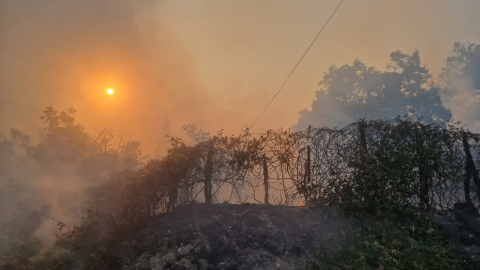  Εκκενώνονται τα χωριά Λαύκα και Καρτέρι – Φλέγεται η Καστανιά