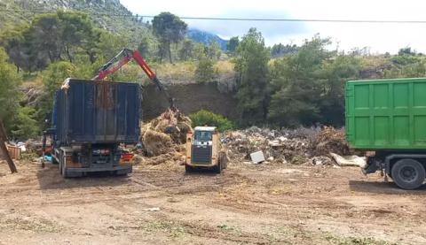 Εκτεταμένη επιχείρηση αποκομιδής ογκωδών και κλαδιών στα Πίσια και στον Σχίνο