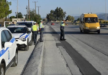 Αστυνομικοί μοίρασαν φυλλάδια κυκλοφοριακής αγωγής σε γονείς και μαθητές – Έλεγχοι σε σχολικά λεωφορεία με αφορμή τη νέα σχολική χρονιά