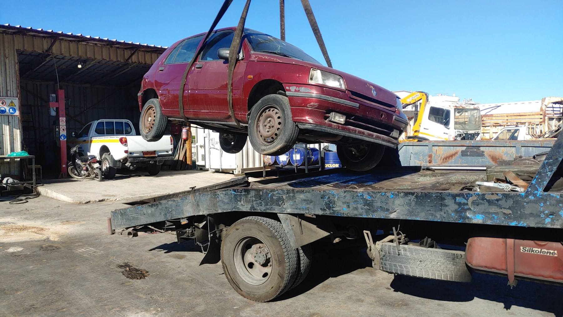 Ο Δήμος Κορινθίων  απομακρύνει εγκαταλελειμμένα οχήματα από το κέντρο και τις γειτονιές της Πόλης.