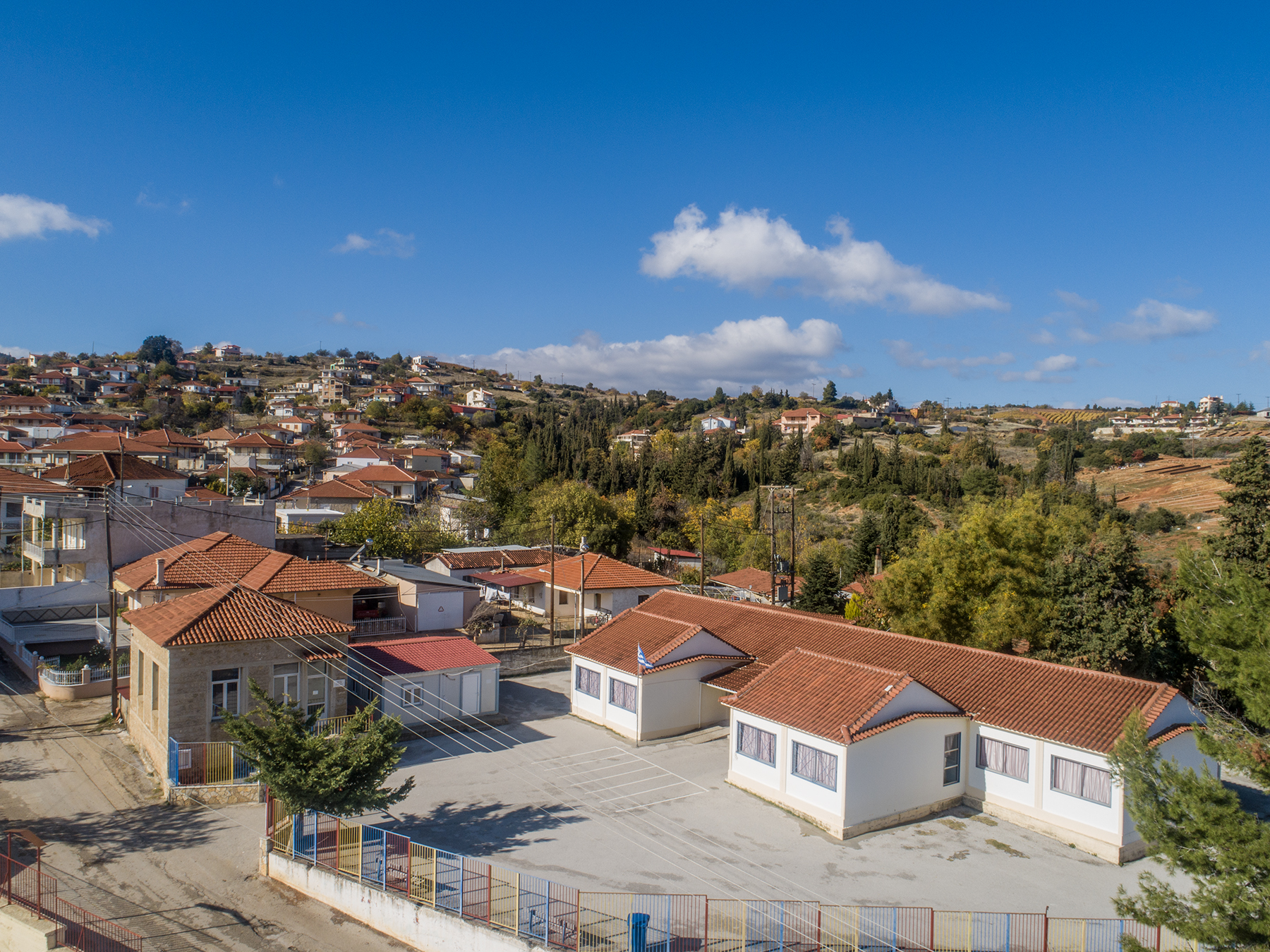 Οι γονείς του Κρυονερίου αντιδρούν στην αιφνιδιαστική υποβάθμιση του Δημοτικού Σχολείου σε πενταθέσιο.