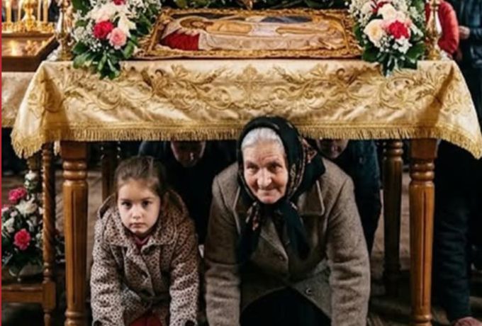 Ένα έθιμο που σβήνει: Το πέρασμα κάτω από τον Επιτάφιο ενώνει ακόμη τις γενιές