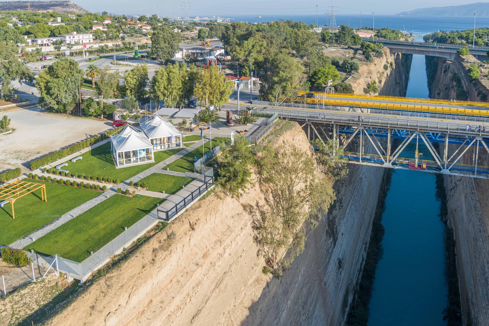 Το Isthmus Tourist Info Center ανοιχτό καθημερινά υποδέχεται το καλοκαίρι και τους επισκέπτες της Πελοποννήσου