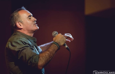  Έρχεται η μουσική παράσταση που θα μας καθηλώσει σε κείμενα και μουσική του Μάκη Ψαραδέλλη
