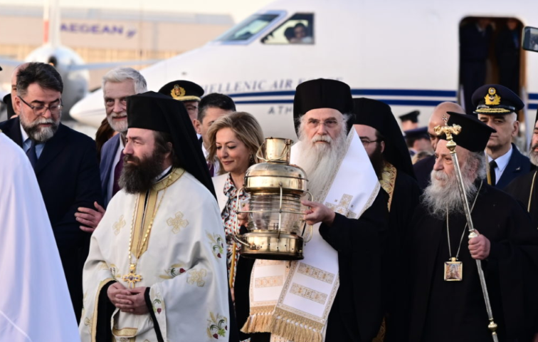 Το Άγιο Φως έφτασε στην Αθήνα και μεταφέρεται σε κάθε γωνιά της Ελλάδας
