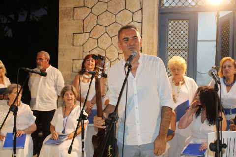 Ο υπέροχος τραγουδοποιός Μάκης Ψαραδέλλης σε μια μαγική βραδιά στους Αγίους Θεοδώρους με την χορωδία του συλλόγου γυναικών
