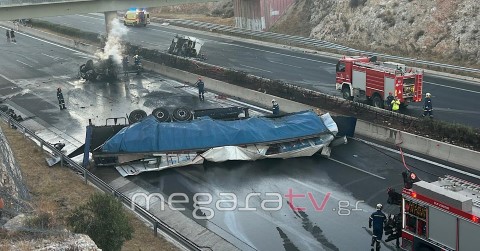 Ανατροπή νταλίκας με ανάφλεξη στον «λόφο Στίκα» στα Μέγαρα – Νεότερες εξελίξεις [Βίντεο]