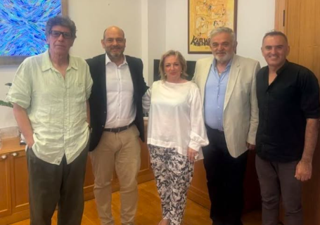 Ο Μάκης Ψαραδέλλης "υπογράφει"  κάτι δυνατό για εντός κι εκτός Ελλάδας. 