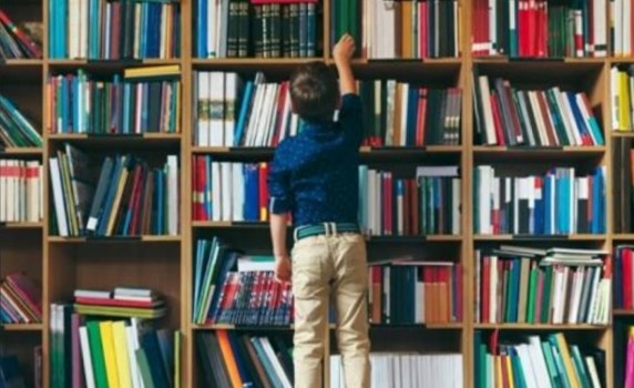 Δωρεά λογοτεχνικών βιβλίων στη νέα Σχολική Βιβλιοθήκη Κοκκωνίου – Πουλίτσας