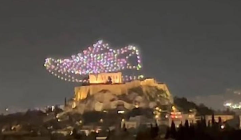  Τι γυρεύει ένα τρισδιάστατο παπούτσι πάνω από την Ακρόπολη;