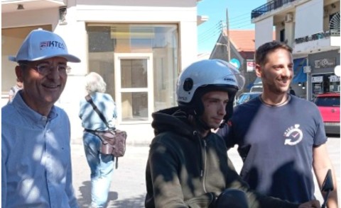 Το Ι.ΚΤΕΟ Κιάτου μοίρασε κράνη σε αναβάτες – Μια δράση για την οδική ασφάλεια σε συνεργασία με την Αστυνομία