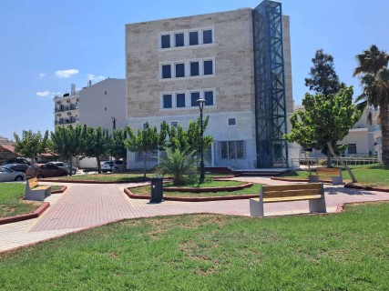 «Φρεσκάρισμα» στην πλατεία μπροστά από το Λαογραφικό Μουσείο Κορίνθου