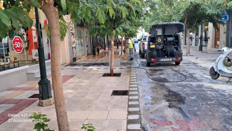 Ο Αντιδήμαρχος Καθαριότητας Κορινθίων καλημερίζει με μήνυμα και εικόνες από τον καθαρισμό στο κέντρο της Κορίνθου