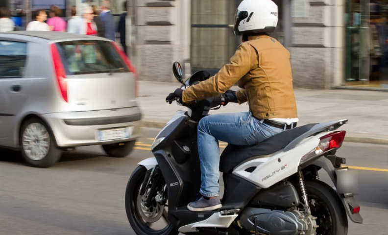 Απαγορεύεται με νόμο η χορήγηση βενζίνης σε όποιον μοτοσικλετιστή δεν φοράει κράνος
