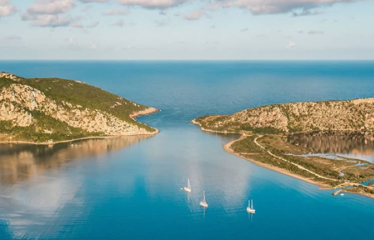 Το «Μαϊάμι» της Πελοποννήσου που κάνει τη Μύκονο να... ιδρώνει – Η Guardian το αποθεώνει, οι Έλληνες το ανακαλύπτουν τώρα!